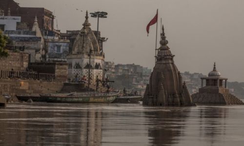 Zdjecie INDIE / Uttar Pradesh / Varanasi / Ghata w Gangesie