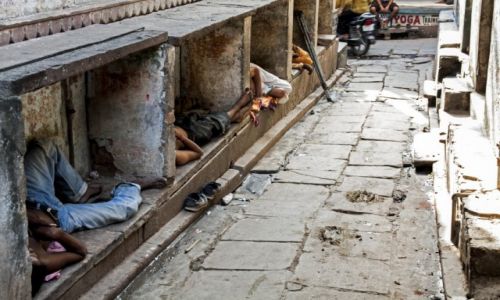 Zdjecie INDIE / Uttar Pradesh / Varanasi / Odpoczywajc