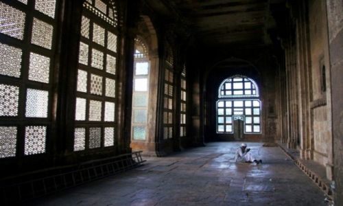 Zdjęcie INDIE / Madhya Pradesh / Mauzoleum Ghausa Mohammeda - Gwalior Hazira / Modlitwa