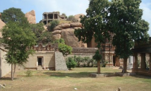 Zdjecie INDIE / karnataka / Okolicje Hampi / Jedna z kilku sanktuariw iwy