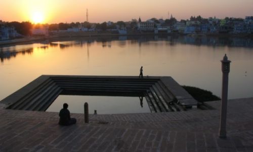 Zdjcie INDIE / rajasthan / pushkar / zachd soca nad jeziorem w pushkarze