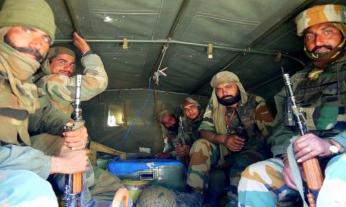 Zdjecie INDIE / Kaszmir / Przecz na trasie Kargil-Srinagar / onierski autostop