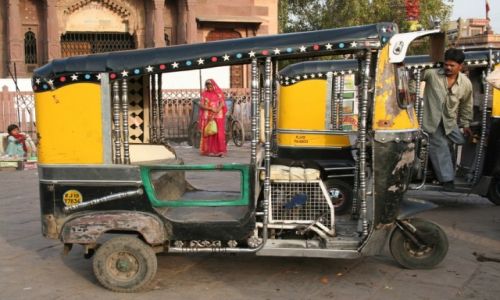 Zdjcie INDIE / Radastan / Jodhpur / Rodzinny tuk-tuk