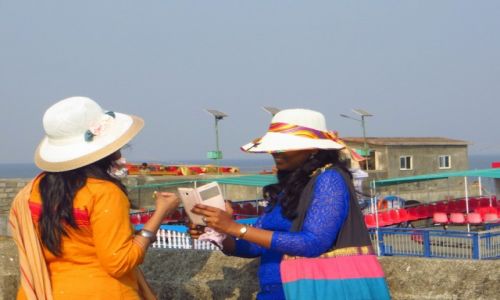 Zdjcie INDIE / Maharashtra / Wyspa Elephanta / Pogaduchy w kapeluszach
