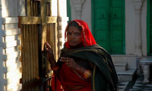 Zdjecie INDIE / Rajastan / Pushkar / modląca się