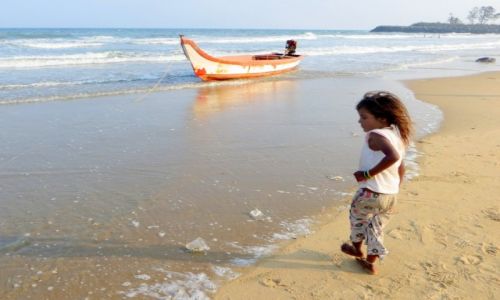 Zdjecie INDIE / Tamil Nadu / Mamallapuram / dziewczynka na play