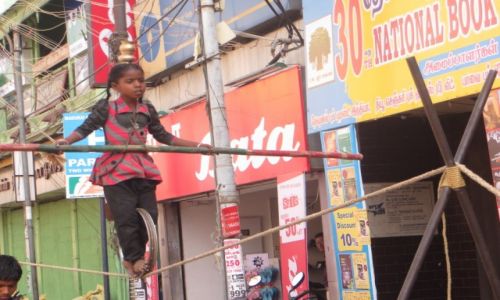 Zdjęcie INDIE / ... / na indyjsciej ulicy / dziewczynka na linie