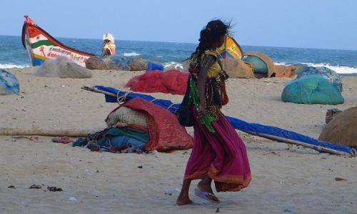 Zdjecie INDIE / Tamil Nadu / Mahabalipuram / dziewczynka na play