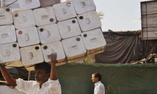 Zdjecie INDIE / Gujarat / Bharuch / Indie, what else you can carry on your head?