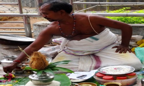 Zdjecie INDIE / Indie Poudniowe / Trichy / Bramin na ghatach w Trichy