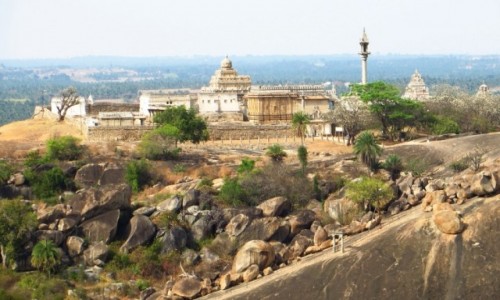 Zdjecie INDIE / Karnataka / revanabelagola / panorama miasta