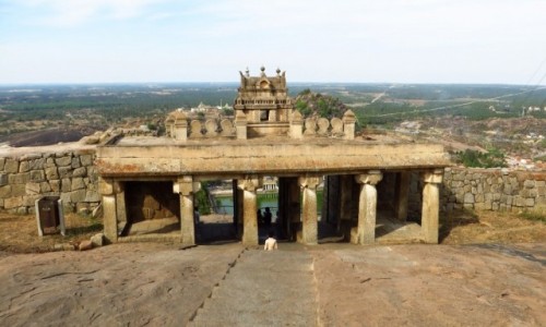 Zdjecie INDIE / Karnataka / revanabelagola / wejcie do sanktuarium
