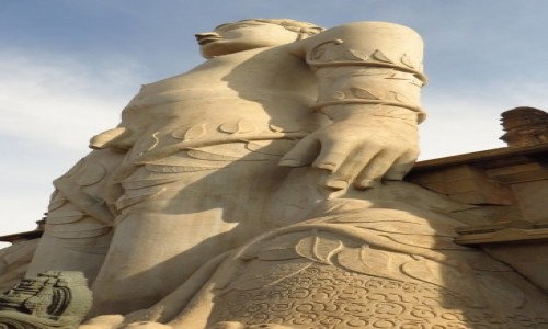 Zdjcie INDIE / Karnataka / revanabelagola / statua Lorda Bahubali