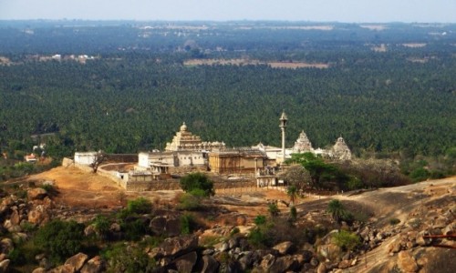 Zdjcie INDIE / Karnataka / revanabelagola / panorama miasta