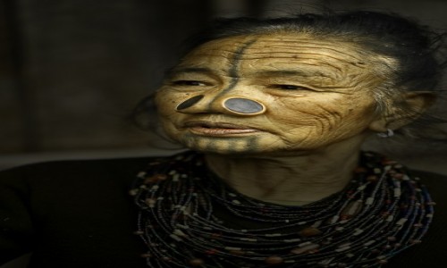 Zdjecie INDIE / Arunachal Pradesh / Dolina Ziro / Kobieta Apatani.