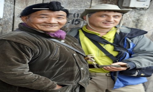 Zdjcie INDIE / Arunachal Pradesh / Dolina Ziro / Autor Ed Bochnak z czarownikiem dhondai