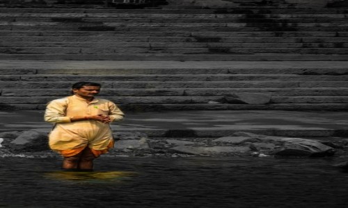 Zdjcie INDIE / Varanasi / brzeg Gangesu / nad brzegiem Gangesu
