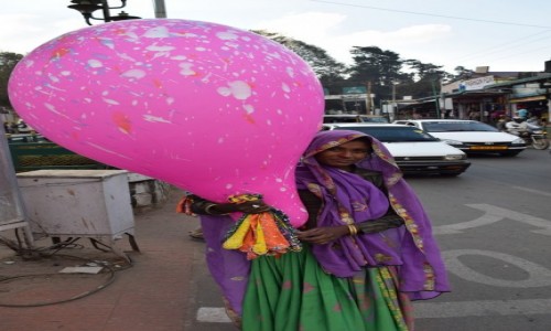 Zdjcie INDIE / Tamilnadu / Ooty / Dziewczyna z balonami
