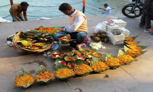 INDIE / Uttarakhand / Haridwar / Kosze z kwiatami na Ganga aarti