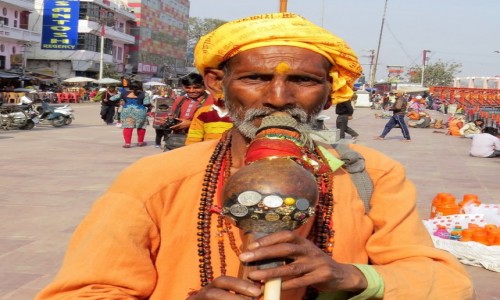 INDIE / Uttarakhand / Haridwar / Uliczny grajek