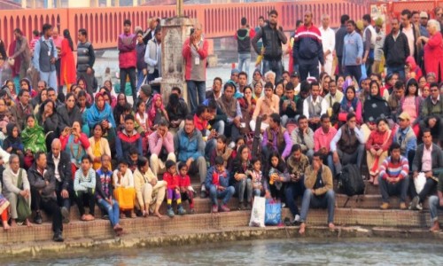 INDIE / Uttarakhand / Haridwar / Ceremonia Ganga aarti skupia due zainteresowanie
