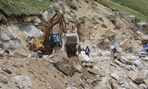 Zdjecie INDIE / Przeencz  Rohtang 3979 m.n.p.m  / Przeencz  Rohtang 3979 m.n.p.m  / Przerwa 24 godziny -urwao  drog 