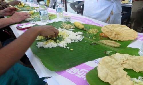 Zdjęcie INDIE / Tamilnadu / Tiruvedagan Village / Na liściach bananowca