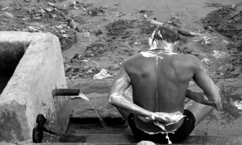 Zdjcie INDIE / - / Varanasi / Czycioszek z nad Gangesu