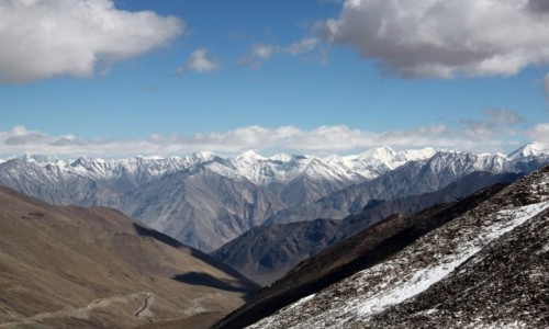 Zdjecie INDIE / Ladakh / Przecz Khardung La 5602 npm / Widok z przeczy