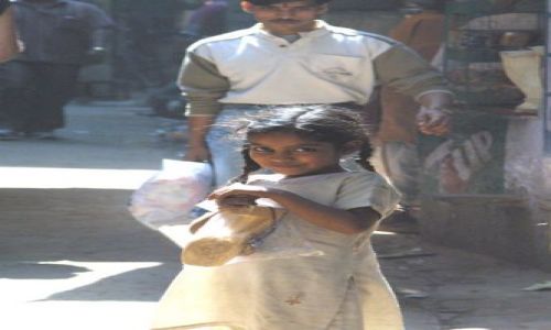 Zdjecie INDIE / Uttar Pradesh / Waranasi / dziewczynka