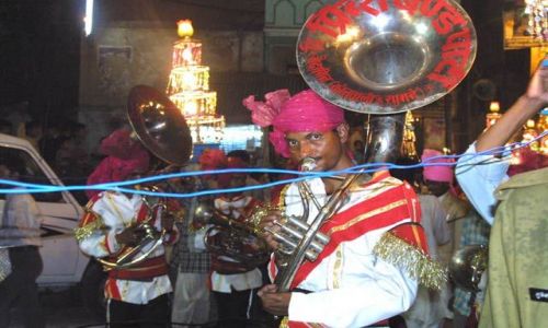 Zdjecie INDIE / Uttar Pradesh / Waranasi / Swieto zaslubin Siwy- orkiestra