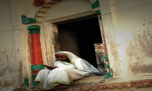 Zdjecie INDIE / brak / Varanasi / zamyslona kobieta