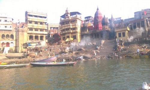INDIE / Uttar Prade / Varanasi / Ghat Manikarnika w Varanasi