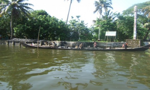 INDIE / Kerala / Alleppey / Robotnicy umacniaj brzeg kanau