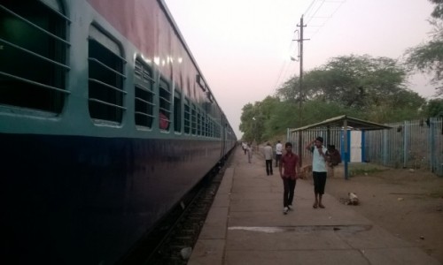 Zdjecie INDIE / Madhya Prade / W drodze do Khajuraho / Powka pocigu, czyli jak znale waciwy wagon :)