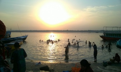 Zdjecie INDIE / Uttar Prade / Varanasi / Wschd soca nad Gangesem