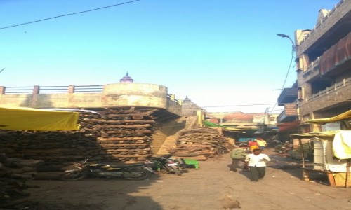 Zdjecie INDIE / Uttar Prade / Varanasi / Stosy drewna przy Manikarnice