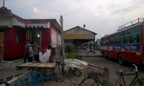 Zdjecie INDIE / Uttar Prade / Sonauli / Dworzec autobusowy w Sonauli