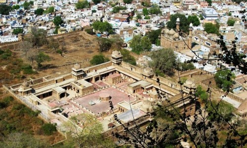 Zdjęcie INDIE / Madhja Pradesh / Gwalior / widok z twierdzy na muzeum archeologiczne