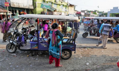 Zdjcie INDIE / Darjeeling / Bagdogra / Kolorowa uliczka, jak to w Indiach...