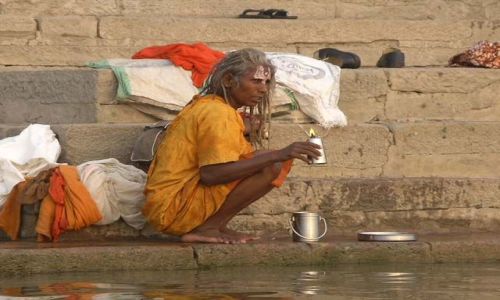 Zdjcie INDIE / Uttar Pradesh / Benares / Lady Ganges - c wypatrujesz w oddali najdrosza?czy to wschd soca czy wspomnienie..:)
