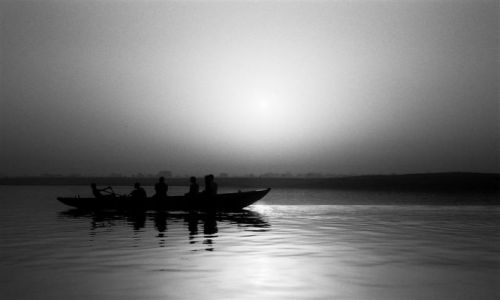 Zdjecie INDIE / Uttar Pradesh / Varanasi / Indie inaczej - Ganges o wicie