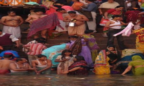 Zdjecie INDIE / brak / Varanasi / Porannna kapiel w Gangesie