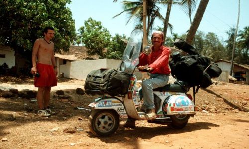 Zdjecie INDIE / GOA / Anjuna / globtroter na vespie