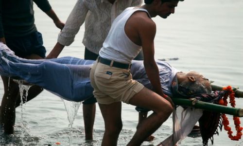 Zdjęcie INDIE / -Varanasi / Varanasi / zwłoki #1