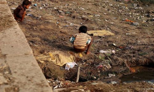 Zdjecie INDIE / Varanasi / Varanasi / Dzieci w toalecie nad gangesem