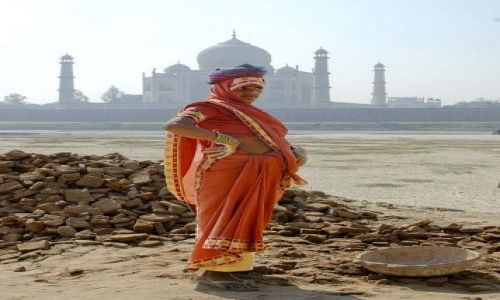 Zdjecie INDIE / Agra / Taj Mahal / Kobieta przy pracy