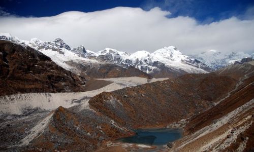Zdjecie INDIE / sikkim / rejon Kangdzendzongi / W dole wite jeziorko Samiti Lake oraz panorama szczytw grupy Kangdzendzongi