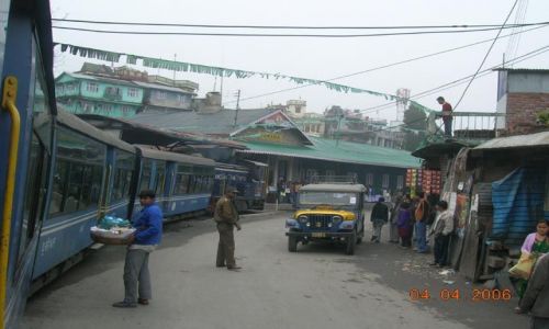 INDIE / Bengal Zachodni / Trasa Darjeeling - Siliguri / przejazd przez miasto
