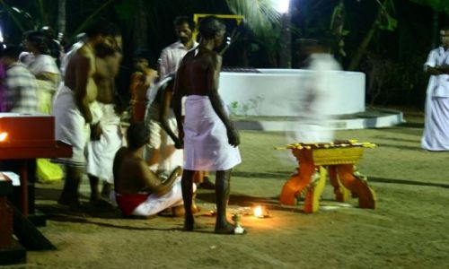Zdjecie INDIE / pnocna Kerala / okolice Kannur / kapani przed obrzdem